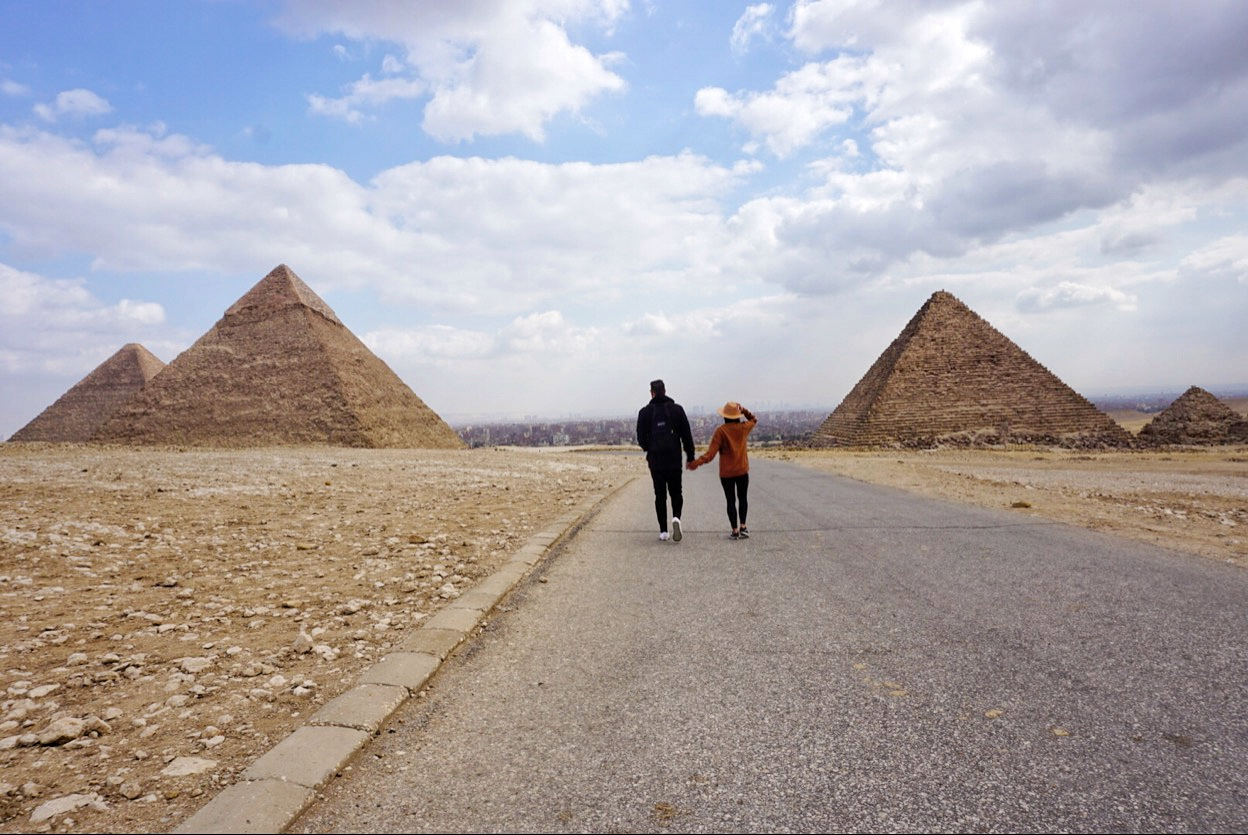 Walking through the Giza Pyramid Plateau 